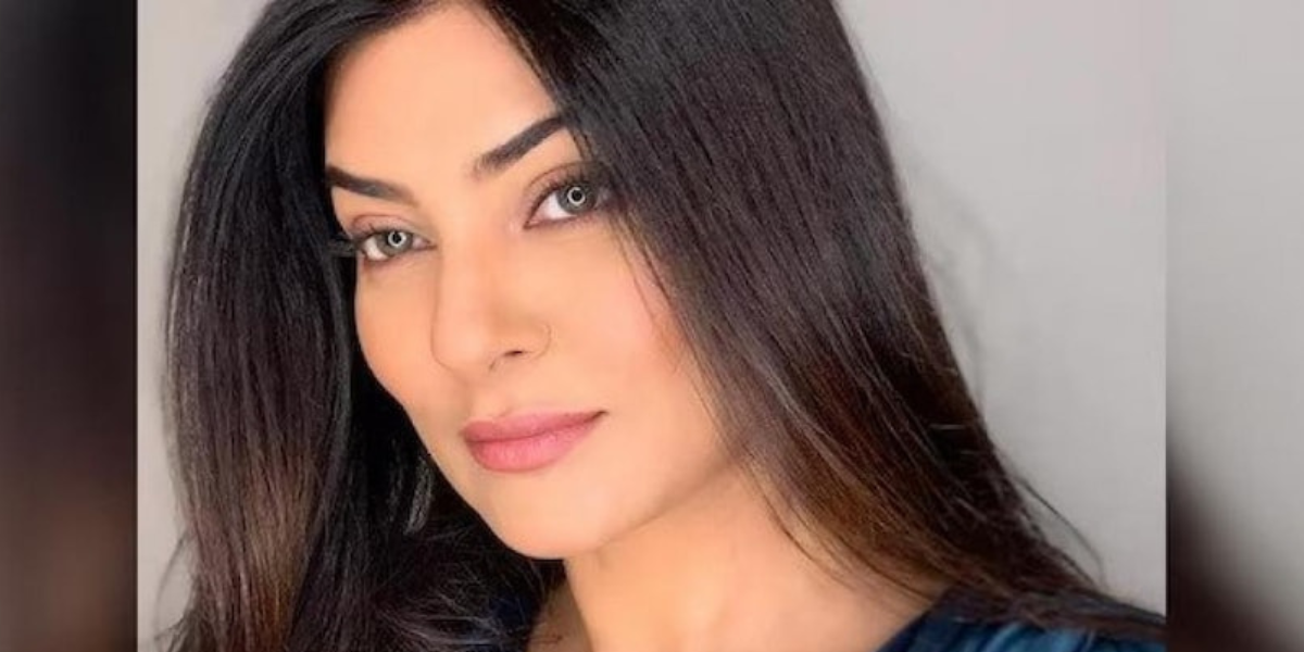 Netizens claim Sushmita Sen is back with ex Rohman Shawl, as she gives him kisses in the new post!