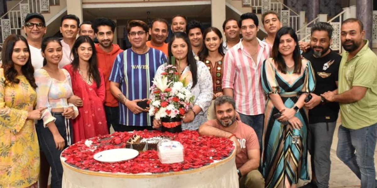The cast and crew of YRKKH celebrate actress Pragati Mehra’s birthday
