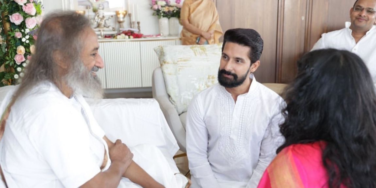 Ravie Dubey meets Sri Sri Ravishankar, shares his experience