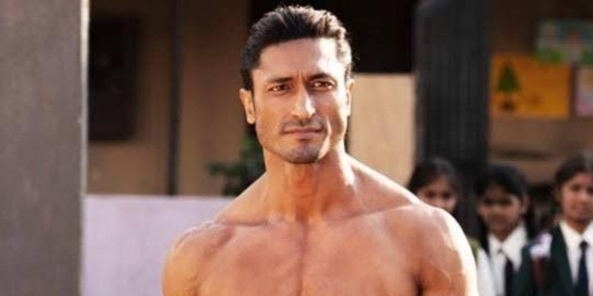 Vidyut Jammwal continues to do the impossible! Watch as he walks the Highline over a canyon!