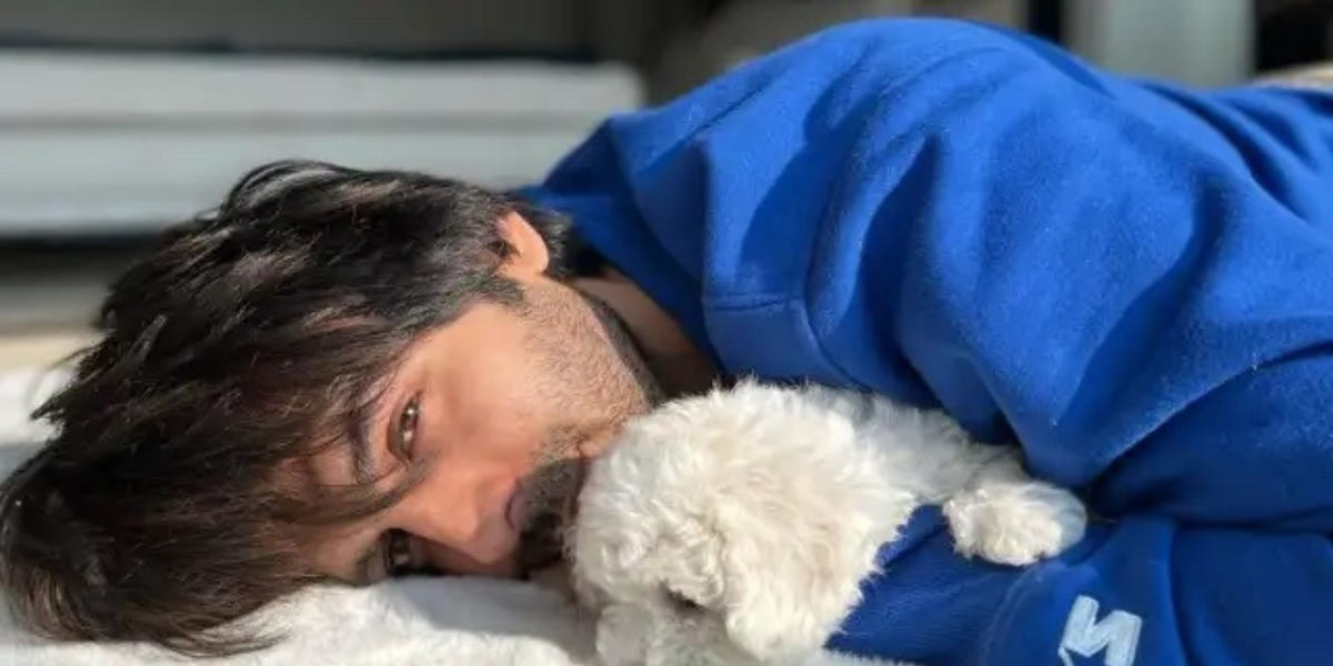 Kartik Aaryan has a surprise Visitor on the sets , check out who !