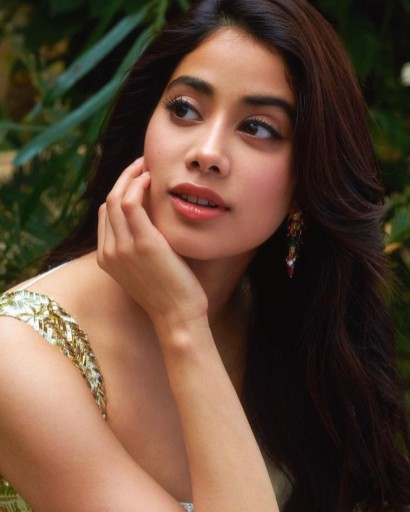 Janhvi Kapoor in her adorable and engaging look